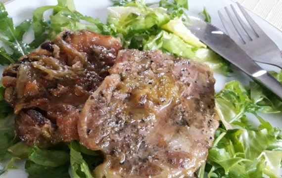 Свиная шея с соусом из яблока и ревеня - рецепт с фото