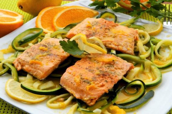 Апельсиновый лосось на овощах - рецепт с фото