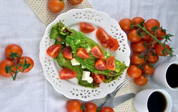 Шпинатный омлет с беконом и сыром - рецепт с фото