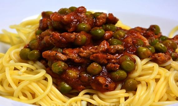 Спагетти с мясом и зеленым горошком - рецепт с фото
