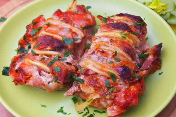 Свиная вырезка, запеченная с беконом и луком - рецепт с фото