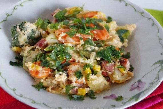 Быстрый обед из картофеля с овощами и колбасой - рецепт с фото