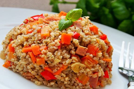 Ячменная каша с ветчиной и овощами - рецепт с фото