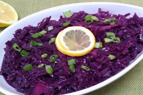 Красная капуста, тушеная с яблоками - рецепт с фото