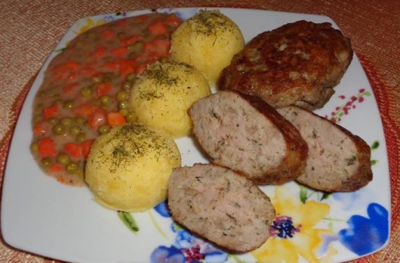 Обед со свиными котлетами, картофелем и овощами - рецепт с фото