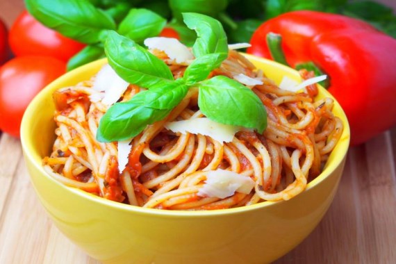 Томатные спагетти с травами без мяса - рецепт с фото