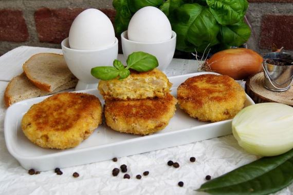 Вкусные и простые котлеты из яиц в панировке - рецепт с фото