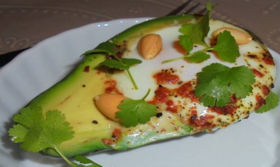 Жареное яйцо в авокадо - рецепт с фото