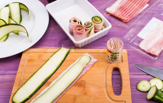 Как приготовить - Рулеты из бекона и кабачка с миндалем