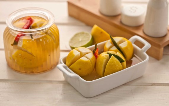 Квашеные лимоны с гималайской солью и чили - рецепт с фото