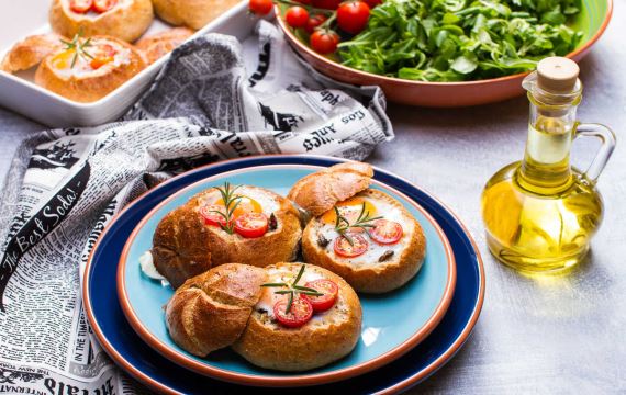 Запеченные булочки с грибами и яйцом - рецепт с фото