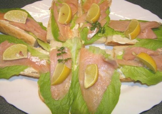Бутерброды с багетом и лососем - рецепт с фото