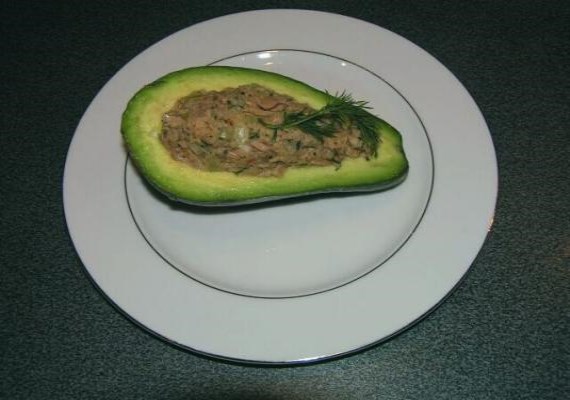 Фаршированные авокадо с консервированной рыбой - рецепт с фото
