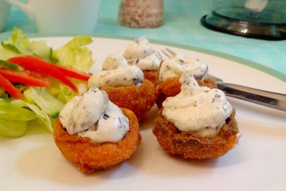 Быстрая закуска из шампиньонов с начинкой - рецепт с фото