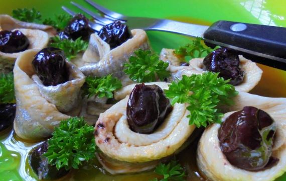 Филе сельди с сушеной вишней - рецепт с фото