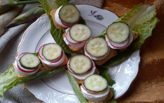 Мини-бутерброды с козьим сыром - рецепт с фото