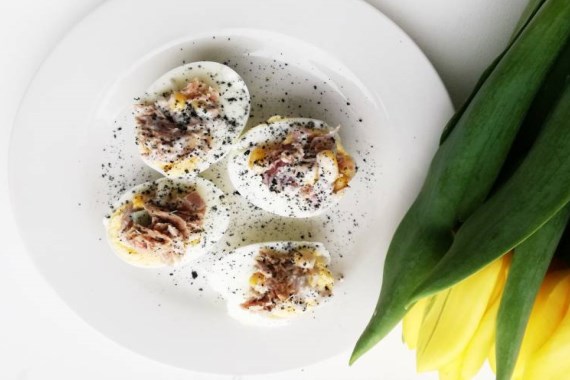 Вкусные яйца, фаршированные кукурузой и тунцом - рецепт с фото