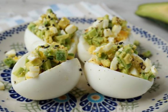 Вкусные куриные яйца, фаршированные авокадо и луком - рецепт с фото