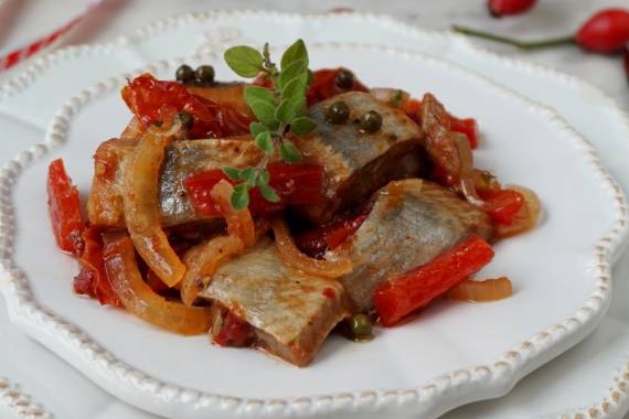 Ароматная сельдь с перцем и помидорами - рецепт с фото