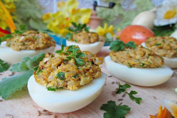 Яйца, фаршированные гречневой кашей - рецепт с фото