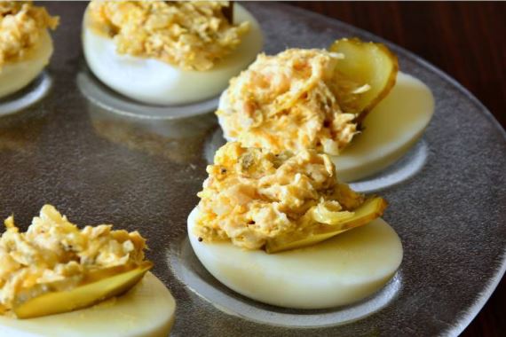 Яйца, фаршированные копченой форелью - рецепт с фото