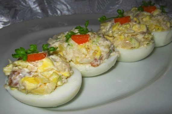 Яйца, фаршированные треской - рецепт с фото