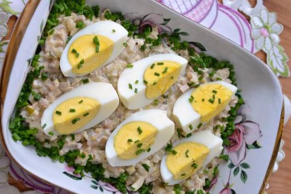 Яйца в соусе из грибов и огурцов - рецепт с фото