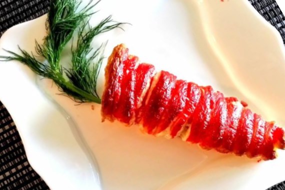 Морковь из слоеного теста, с начинкой из салата - рецепт с фото