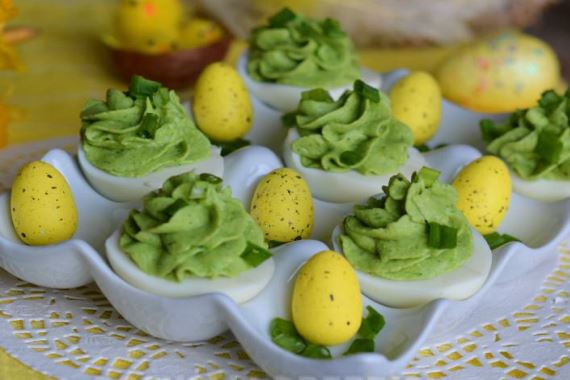 Вареные яйца, фаршированное массой из брокколи - рецепт с фото