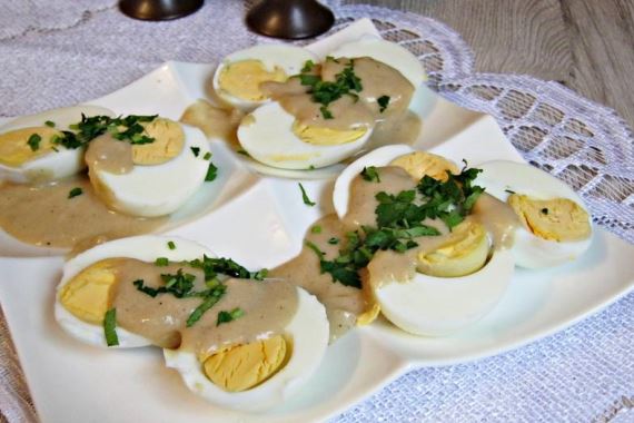 Вареные яйца в соусе из горчицы и хрена - рецепт с фото
