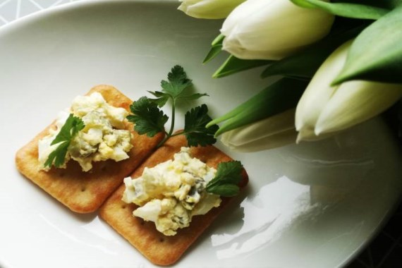 Вкусная яичная паста с консервированными огурцами - рецепт с фото