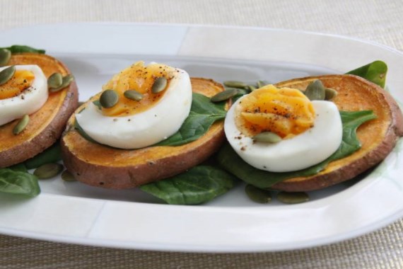 Закуска из яиц с запеченным бататом - рецепт с фото