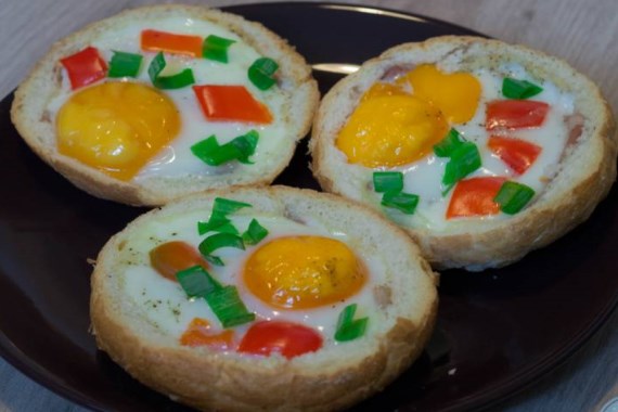 Запеченные в духовке булочки с яйцом и беконом - рецепт с фото