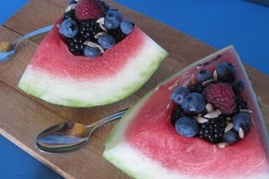 Арбузные миски с сырком и летними фруктами (фото)