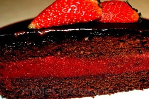 Шоколадный торт с клубничным муссом (фото)