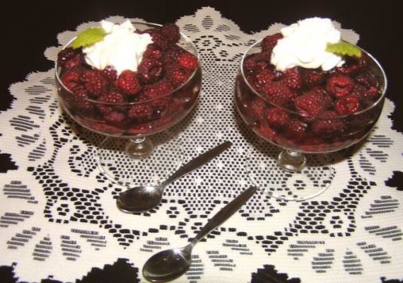 Малиновый десерт в вине со сливками - рецепт с фото