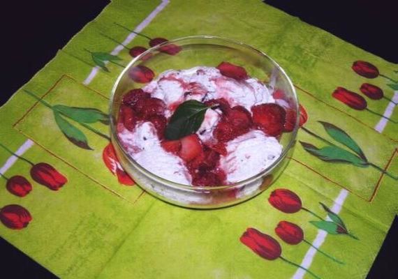 Мороженое с горячим клубничным соусом - рецепт с фото