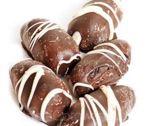 Финики в шоколаде с миндалем (фото)