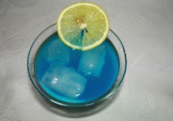 Голубой коктейль из джина и кюрасао - рецепт с фото