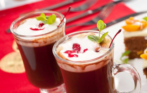 Горячий шоколад с мятой и вишнями - рецепт с фото