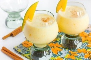 Молочно-медовый коктейль из манго и корицей