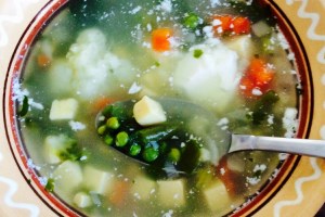 Овощной суп с яичными клецками и сметаной (фото)
