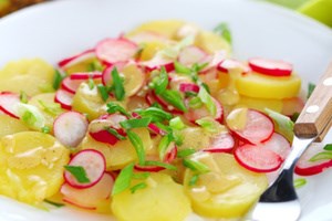 Салат картофельный с редисом и беконом (фото)