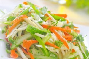 Легкий салат из свежей капусты (фото)