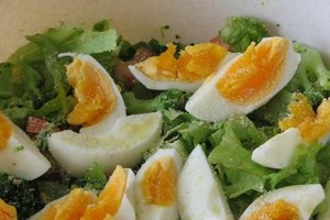 Салат из яиц и овощей с сыром (фото)