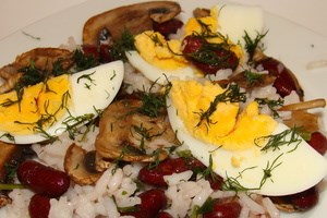 Салат с яйцом рисом и грибами (фото)