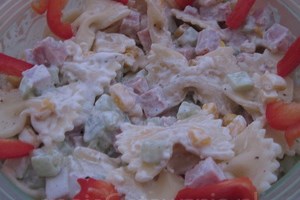 Вкусный салат с макаронами и кукурузой (фото)