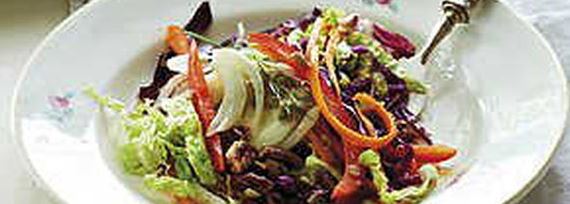 Цветной салат с соусом и орешками