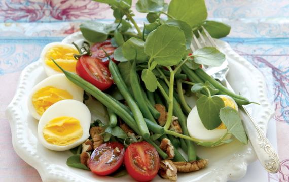 Рецепт Салат из фасоли с помидорами и яйцом