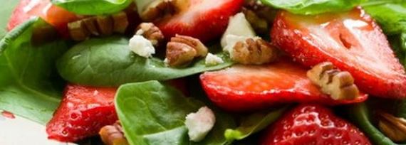 Салат с базиликом, клубникой